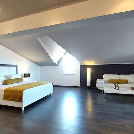 Refresh Boutique - Central Point