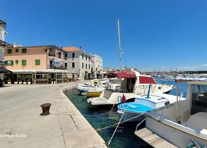 Refresh Boutique - Central Point 4*